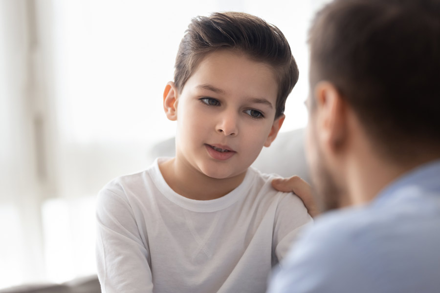 Padre hablando con su hijo