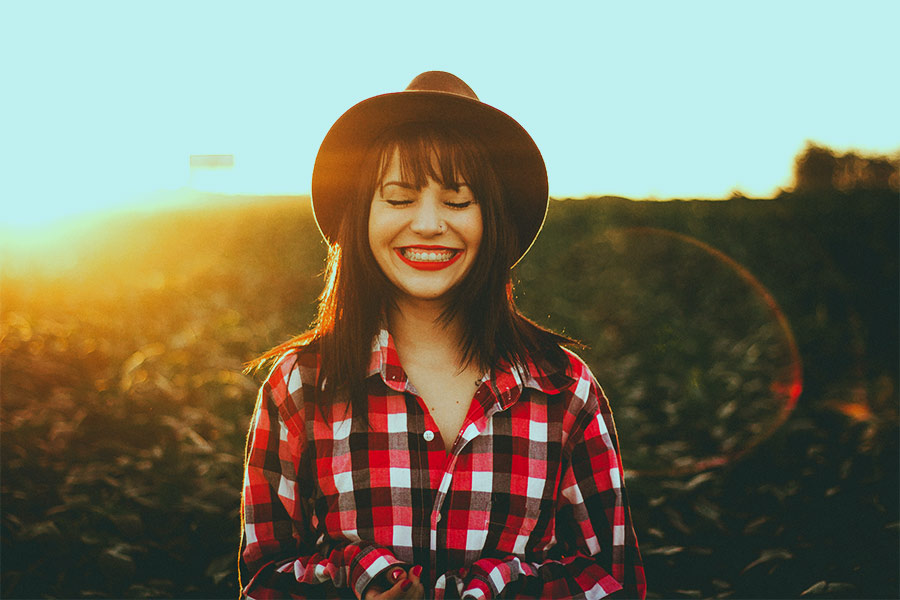 chica sonriendo en el campo