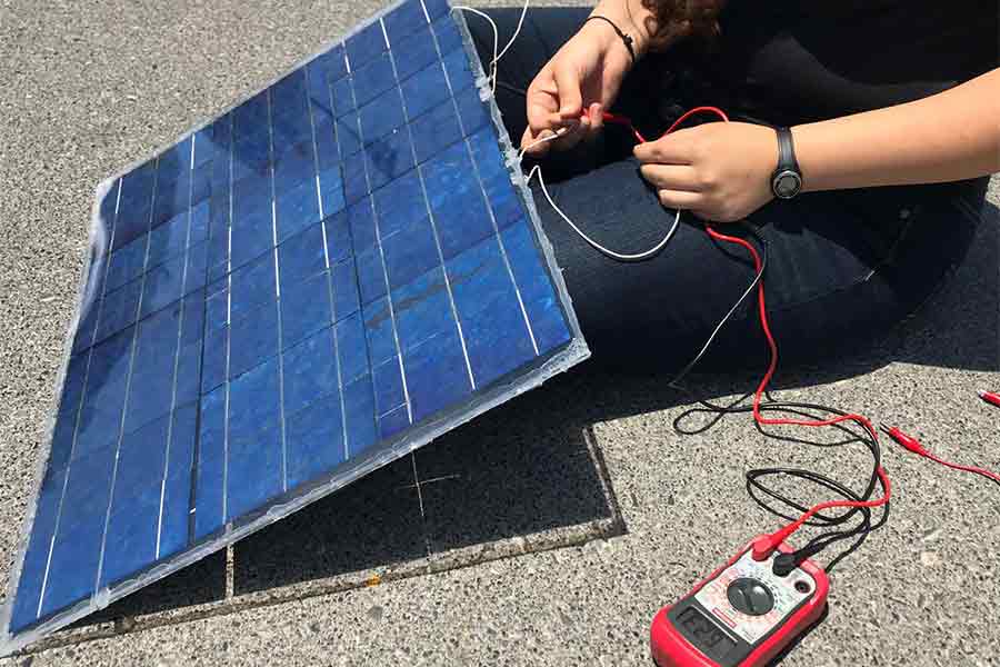 Construcción de paneles solares, Mariana Peña