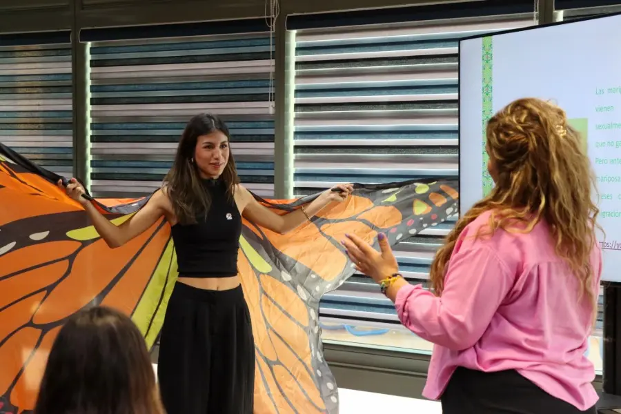 SEGAM exponiendo el tema de mariposas monarcas