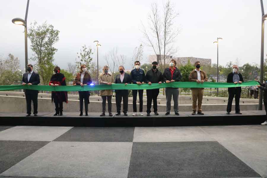 Autoridades de la institución hicieron el corte de listón durante la inauguración del Parque Central