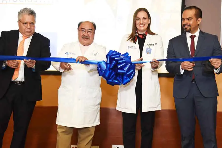 Momento de corte de listón durante la inauguración de la Unidad de Terapia Intensiva Cardiovascular.