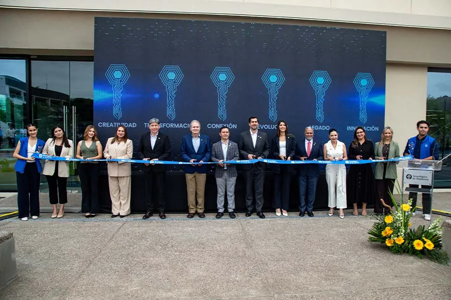 Autoridades universitarias y de gobierno cortan list&oacute;n en inauguraci&oacute;n de nuevo edificio del Tec.