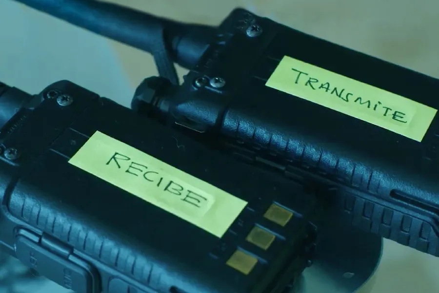 Imagen de walkie talkies del corto Frecuencia