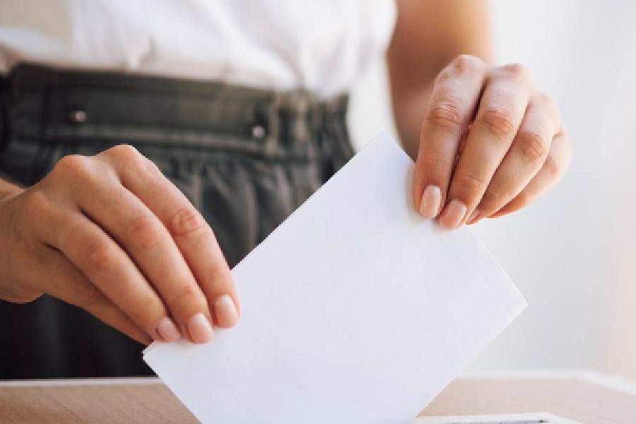 mujer ejerciendo voto