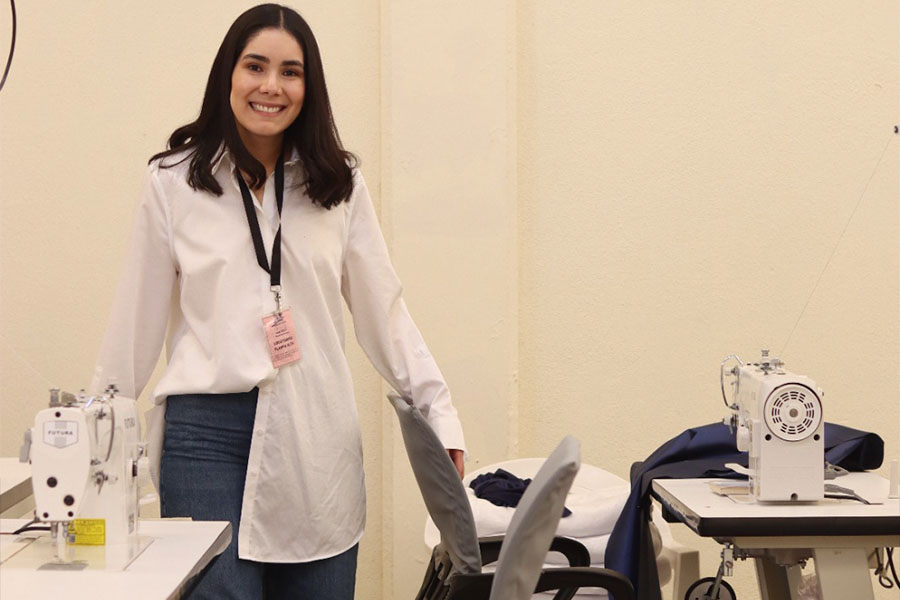 Sofía Martínez en su taller de maquila de ropa MUDU ubicado en el penal Estatal de León