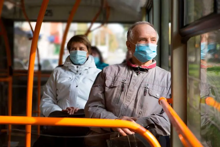 Espacios como el transporte público aún obligan a las personas a utilizar el cubrebocas.