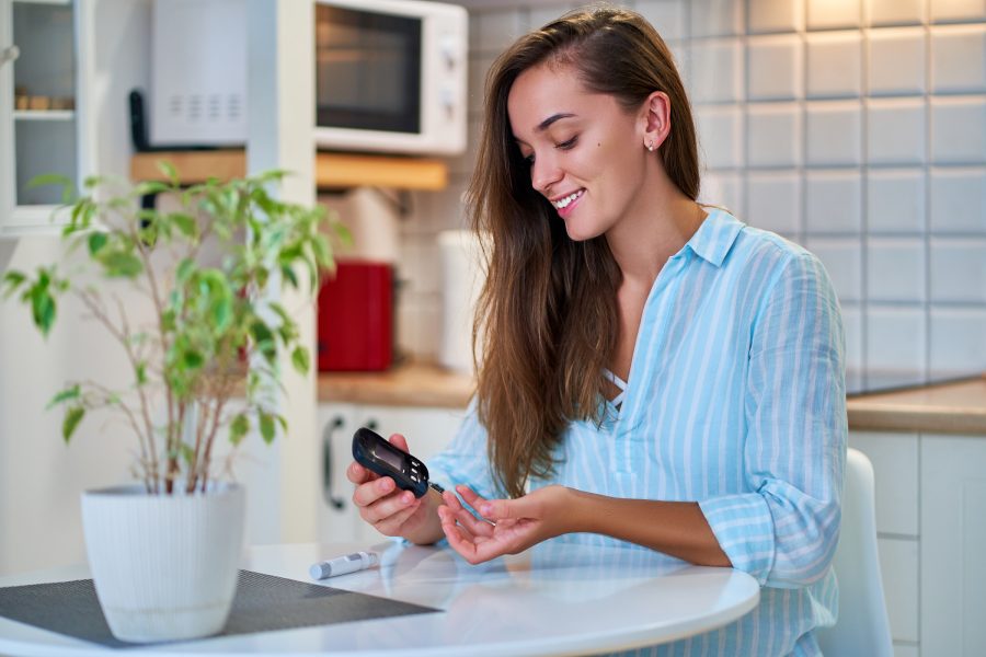 Mujer joven midiéndose la glucosa