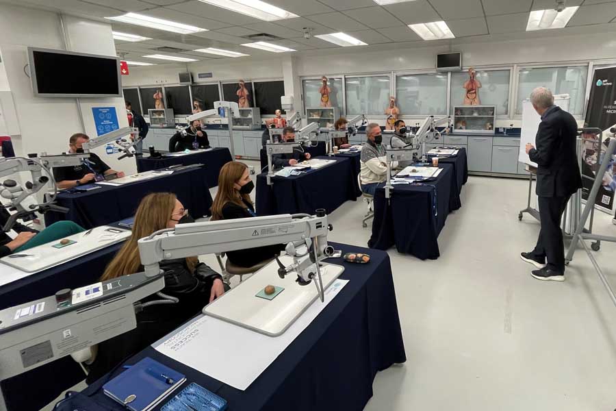 Momento del curso de microcirugía dental impartido por el Dr. Rino Burkhart.