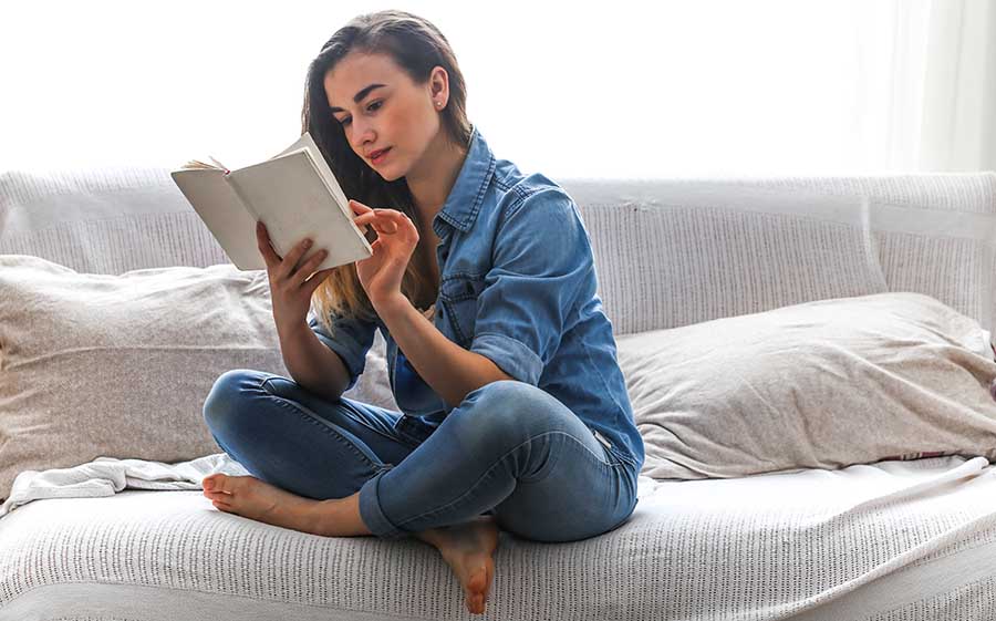 Joven leyendo día mundial del libro y los derechos de autor