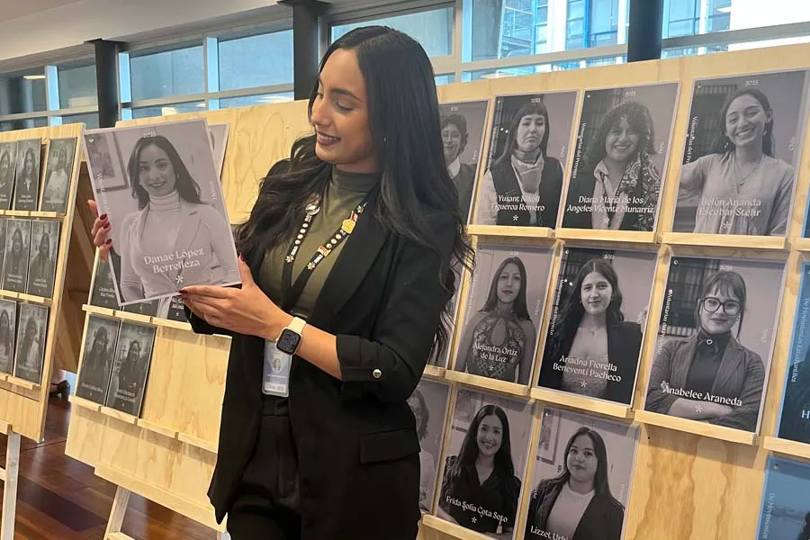 Danae L&oacute;pez sosteniendo su retrato en la exposici&oacute;n &ldquo;Voces del Pac&iacute;fico&rdquo;. Foto: Danae L&oacute;pez