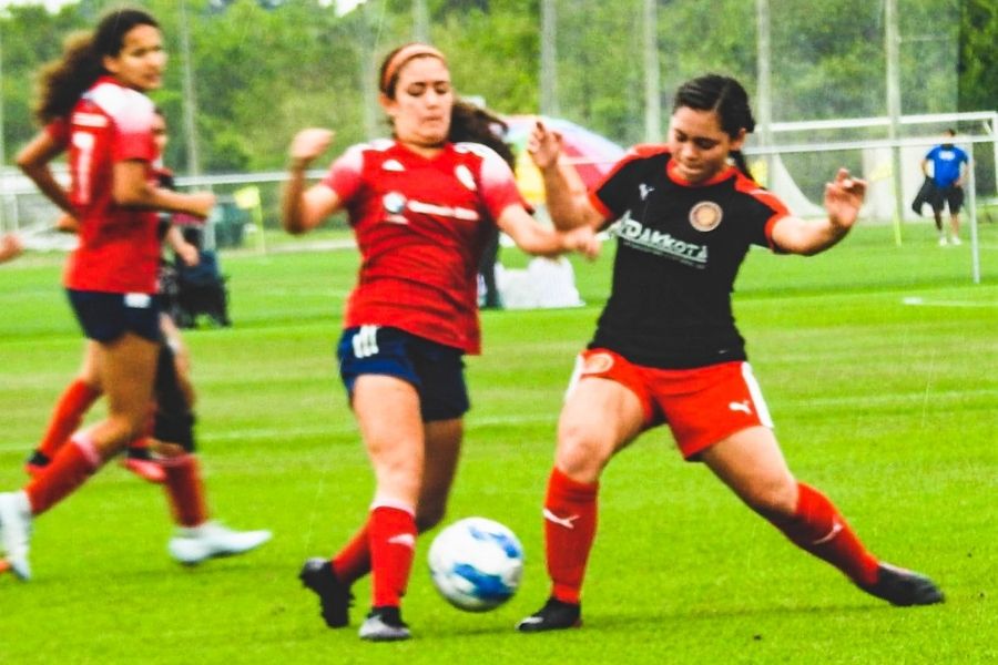 Danna jugando fútbol