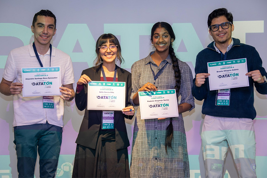 Ganadores del segundo lugar del Datat&oacute;n INEGI-ANTAD 2025. De izquierda a derecha: Santiago Baca, del Tec en Ciudad de M&eacute;xico; Sof&iacute;a Garc&iacute;a y Padmini Singaraju, ambas estudiantes del Tec en Estado de M&eacute;xico; y Braulio Villagr&aacute;n, del Tec campus Santa Fe.