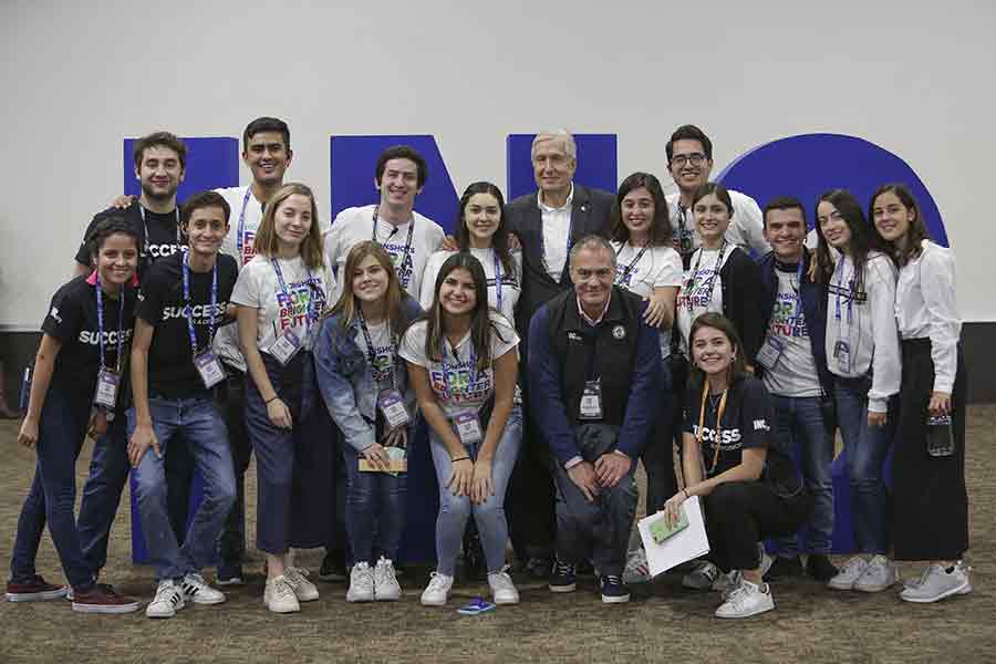 David Elizondo con el equipo de INCmty