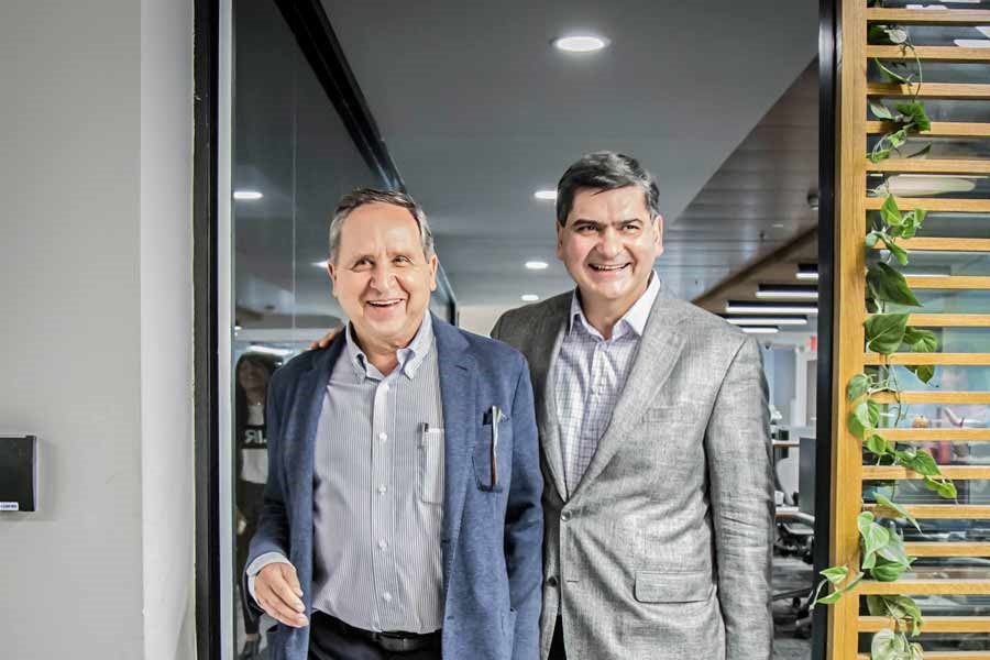 Salvador Alva, actual presidente del Tec de Monterrey, y David Garza, actual rector y próximo presidente, tras el anuncio del relevo.  Foto: Alejandro Salazar