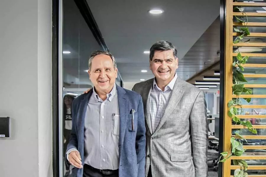 Salvador Alva, actual presidente del Tec de Monterrey, y David Garza, actual rector y próximo presidente, tras el anuncio del relevo. Foto: Alejandro Salazar