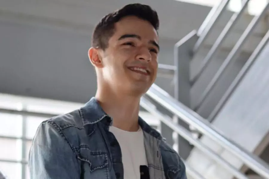 David Pinto posando en unas escaleras