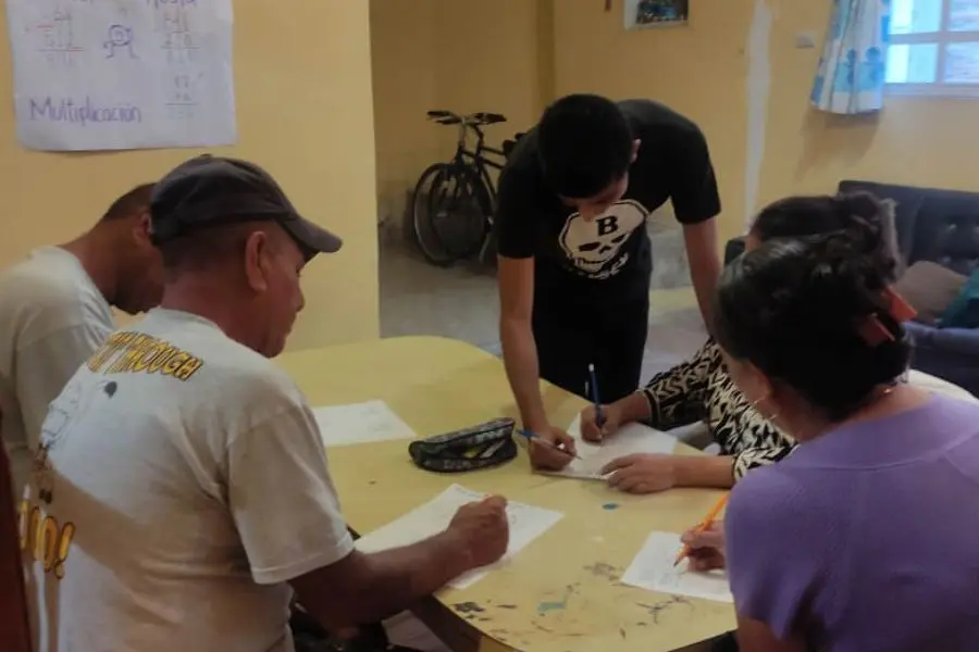 David Cano enseñándole a personas a múltiplicar