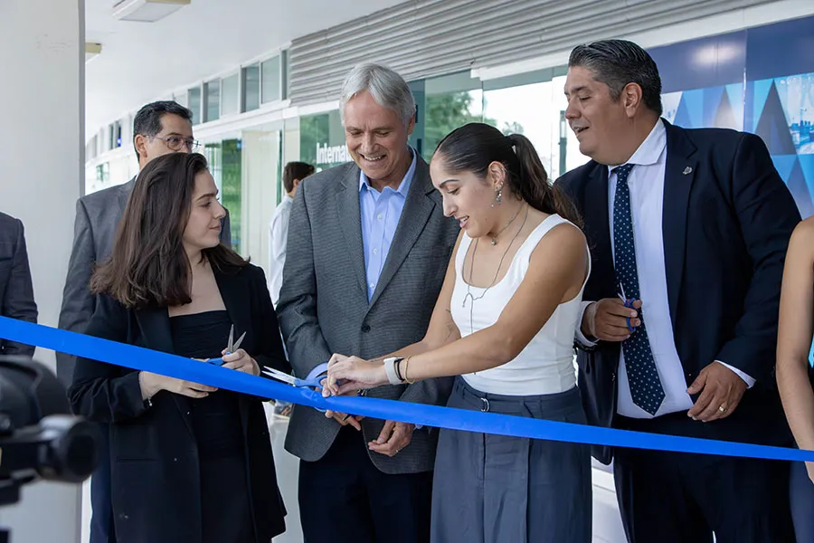 Alumna inaugurando los nuevos laboratorios de negocios del Tec campus Le&oacute;n.