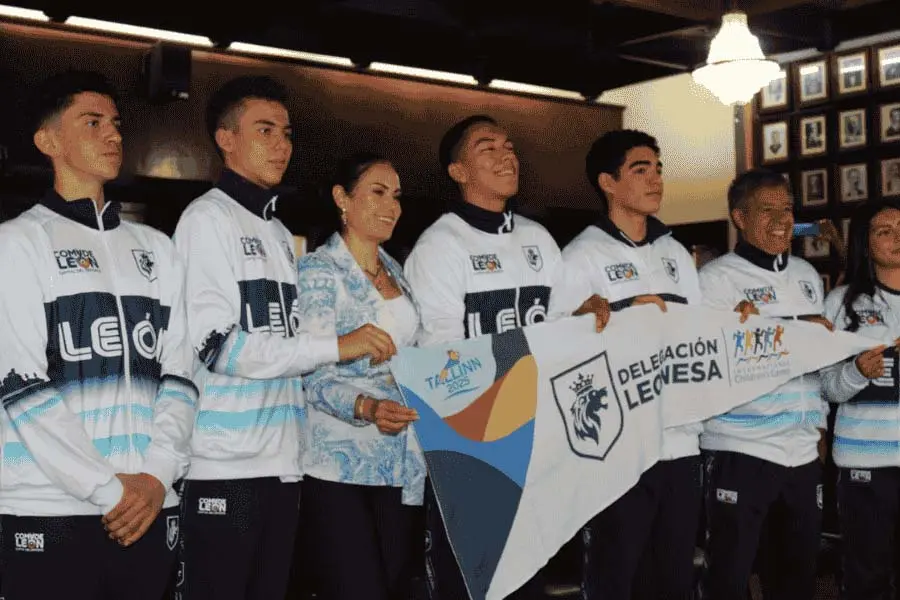 Abanderamiento del equipo con la presidenta municipal de León