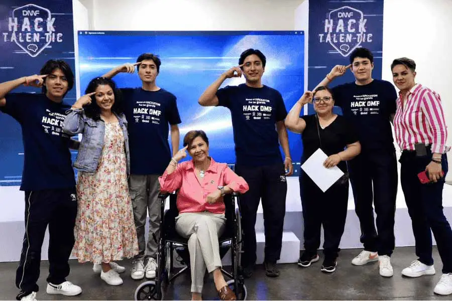 Miguel con su equipo en la presentaci&oacute;n del proyecto