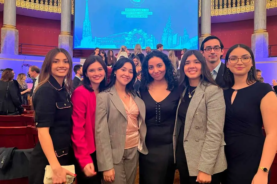Debate, estudiantes Tec en competencia de Derecho.