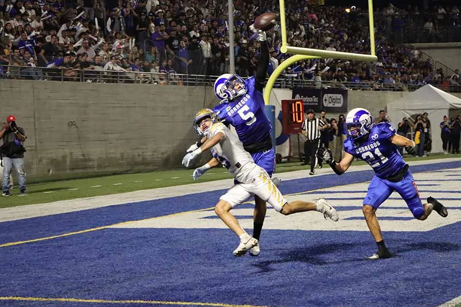Iv&aacute;n Covarrubias, de Borregos Monterrey en jugada defensiva en cl&aacute;sico estudiantil.