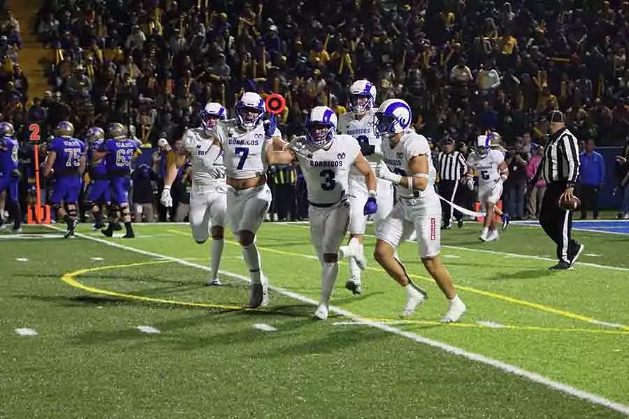 Fabrizzio Mejía, defensivo de Borregos Monterrey, celebra una intercepción en la final de ONEFA.
