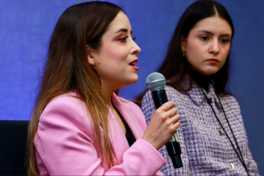 Denisse Gardea durante su participaci&oacute;n en el Desayuno Global Mujeres en la Ciencia del Tec campus Chihuahua.