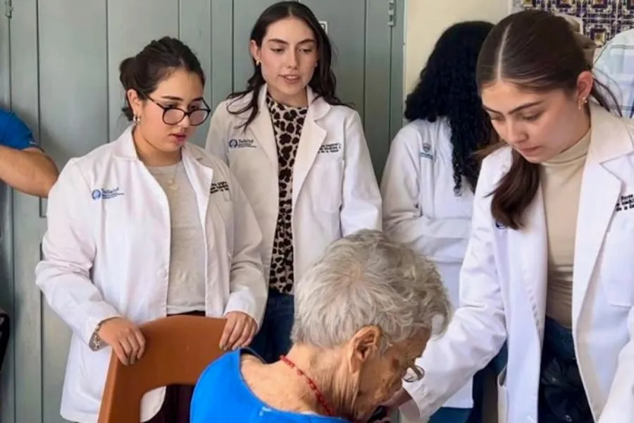Desir&eacute;e Reyes, estudiante de Medicina del Tec Chihuahua, realiza evaluaci&oacute;n de salud a persona mayor en el asilo de la Asociaci&oacute;n Guadalupana de Ayuda a Necesitados.