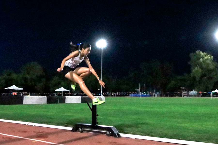 Paulina Marcos, de Borregos Laguna, en competencia de 3 mil metros con obstáculos en CONADEIP 2024