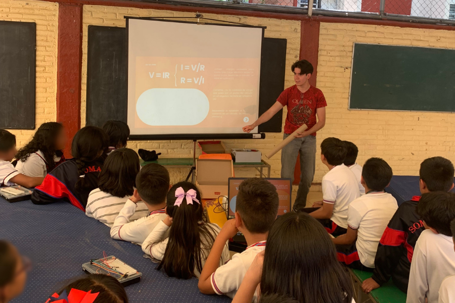 Diego Mac&iacute;as dando taller de ingenier&iacute;a.