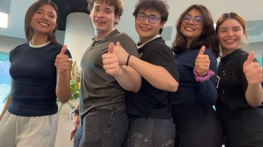 El equipo mostrando el pulgar