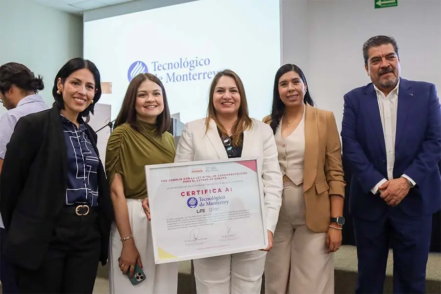 Directivos posan con el certificado de campus cardioprotegido para el Tec Sonora Norte