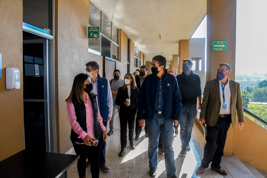 Directivos tec visitando los laboratorios del campus