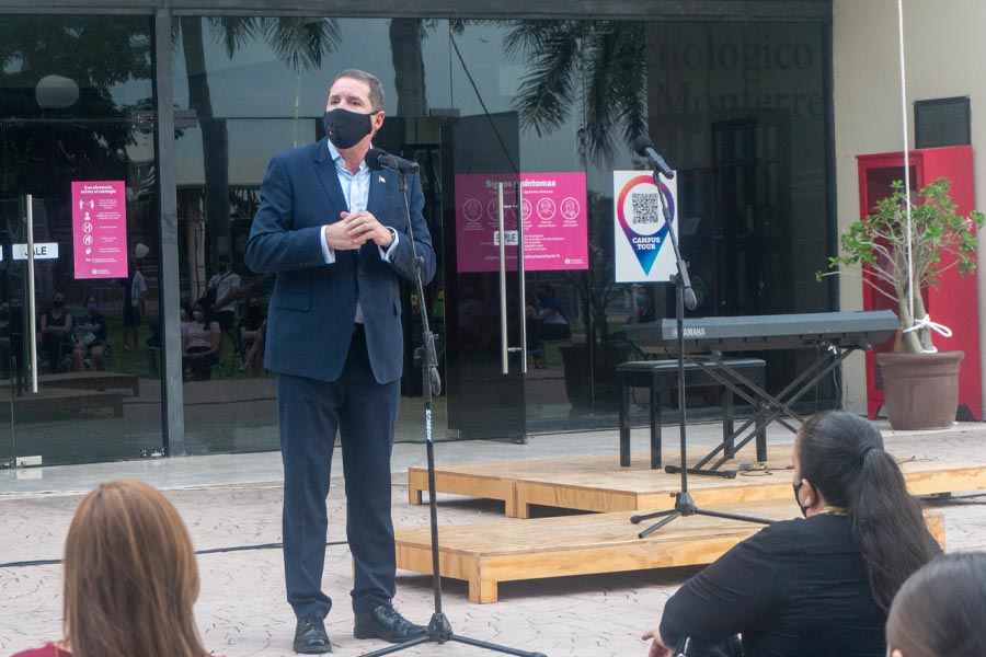 richard huett durante la inauguracion del centro