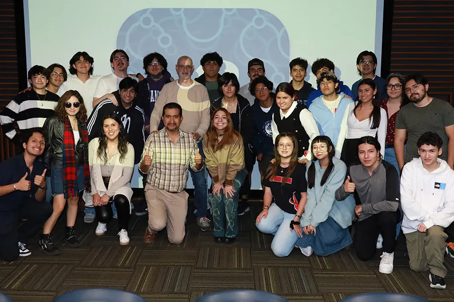 Estudiantes y profesores tras la clase magistral de Jacques-Diego Losa en el Tec campus Estado de M&eacute;xico.