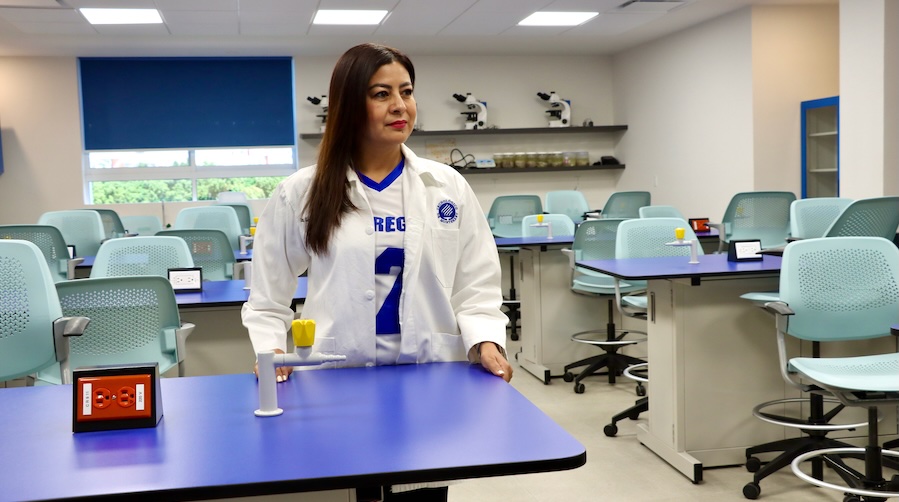 Karla Rojas dentro de un laboratorio acad&eacute;mico equipado para pr&aacute;cticas e investigaci&oacute;n.