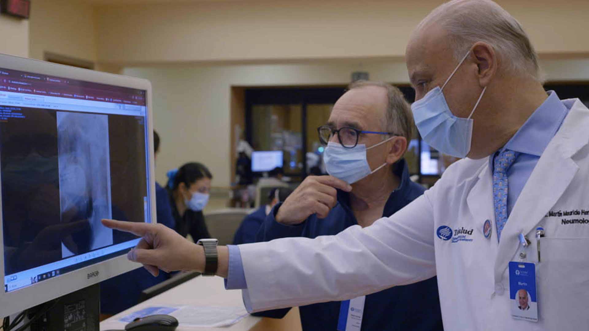 Doctor Martín Hernández Torre, especialista en neumología, discutiendo el caso con el doctor René Gómez.