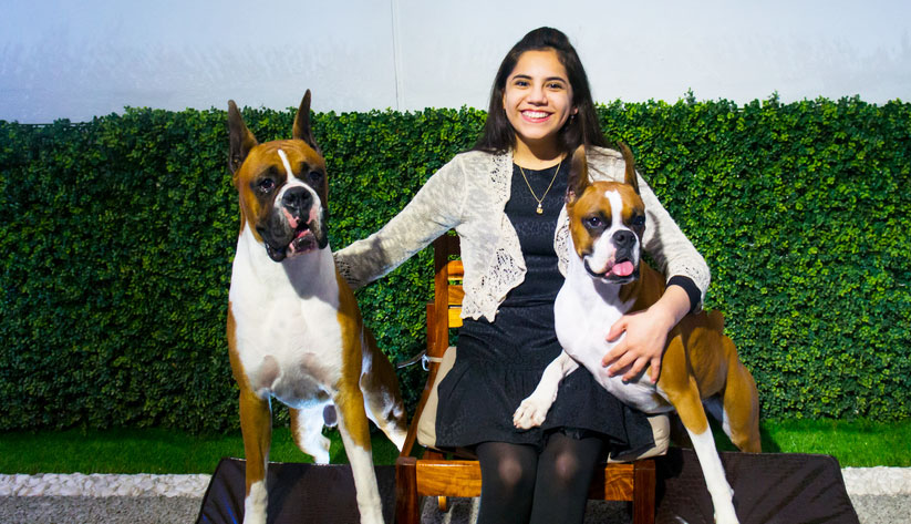 Dafne Almazán, sobretoda, alumna del Tec de Monterrey y de Harvard