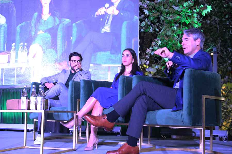 Dr. Mauricio González junto a dra. Tania Zertuche, de TecSalud, y Guillermo Torre, rector de TecSalud.