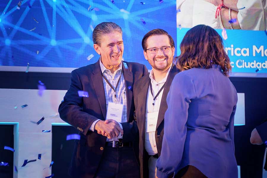 Eder Hernández, ganador al Premio Profesor Inspirador Nacional 2021 de PrepaTec