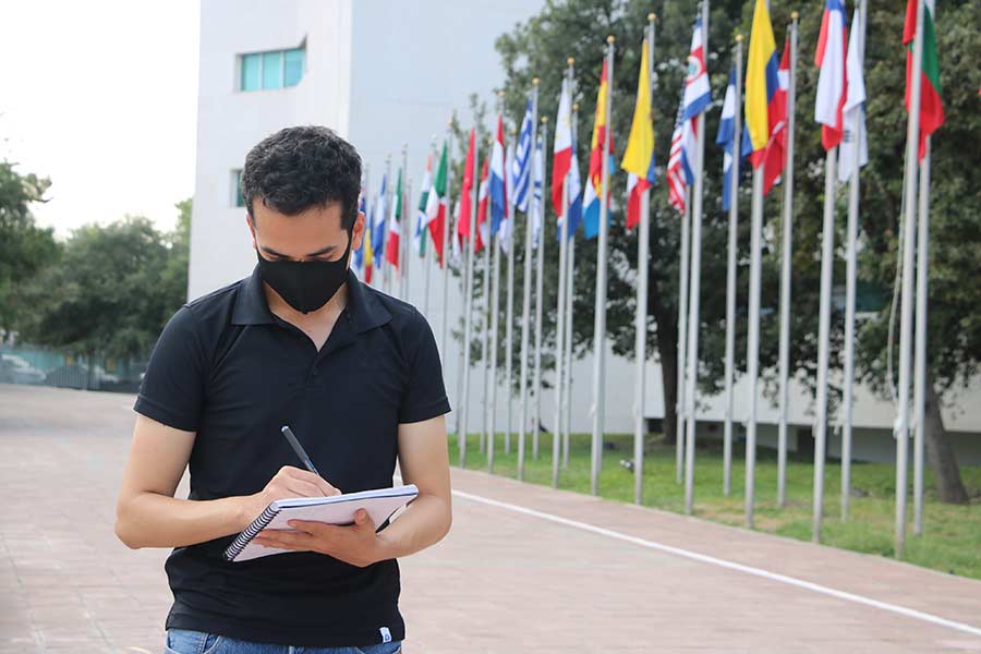 El estudiante Eduardo García participó de forma virtual en la competencia de matemáticas.