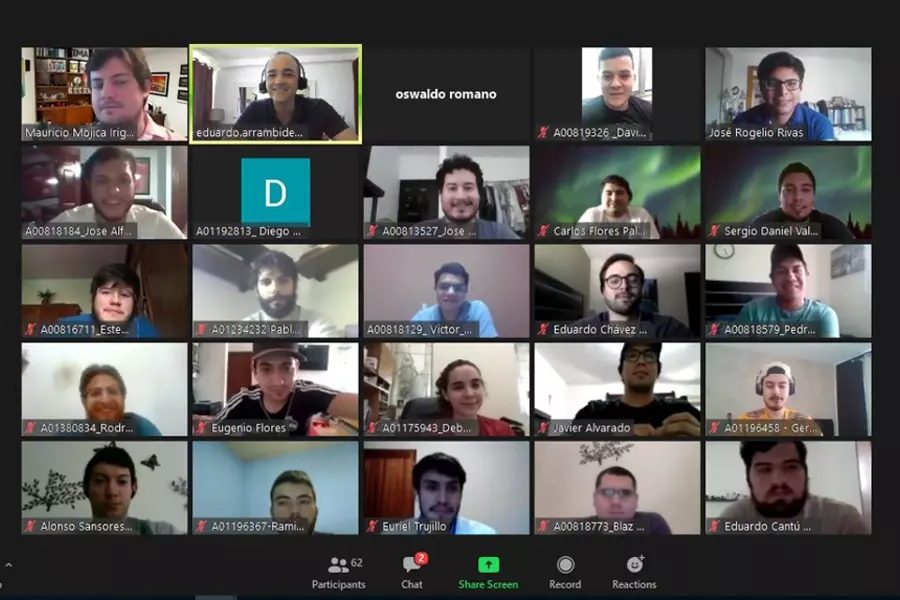 Eduardo impartiendo clases por Zoom