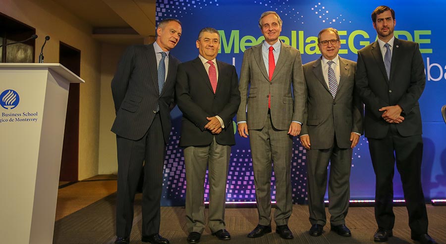 Daniel Servitje, recibiendo la Medalla EGADE al Liderazgo Global 