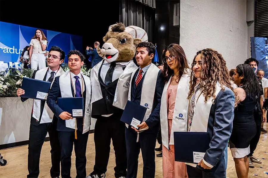 Estudiantes de preparatoria en Torreón egresan de la generación mayo 2025 de PrepaTec Laguna