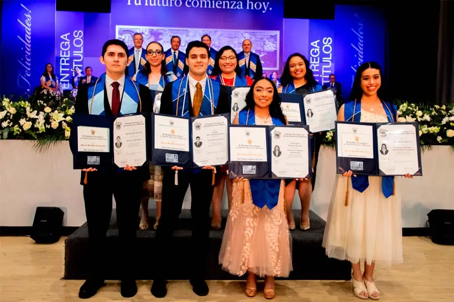 Estudiants con mención honorífica de excelencia posan para fotografía en la graduación de la generación junio 2025 del Tec de Monterrey campus Laguna