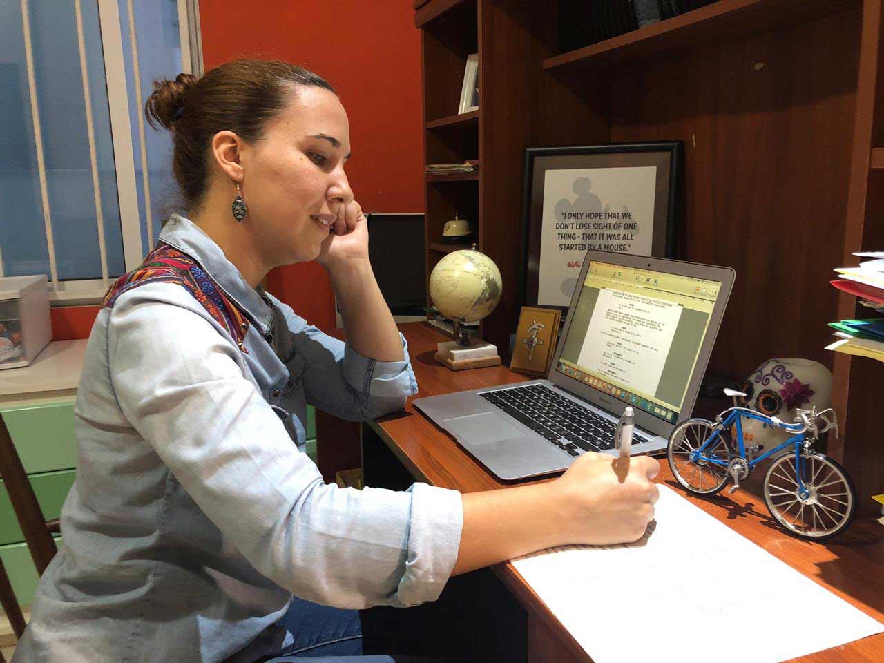 Daniela Richer trabaja desde casa escribiendo guiones para la televisión.