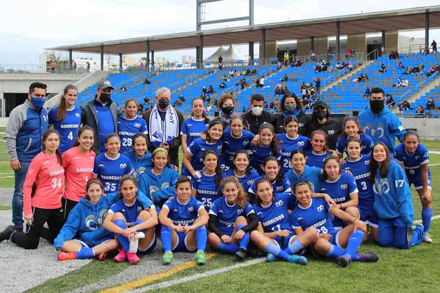 El equipo de Borregos Femenil posó para la foto en el medio tiempo.