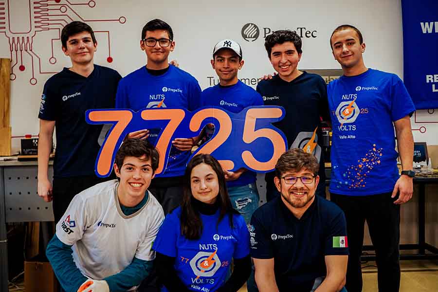 Algunos integrantes del Nuts & Volts de la PrepaTec Valle Alto que participará en FIRST Robotics Competition. 